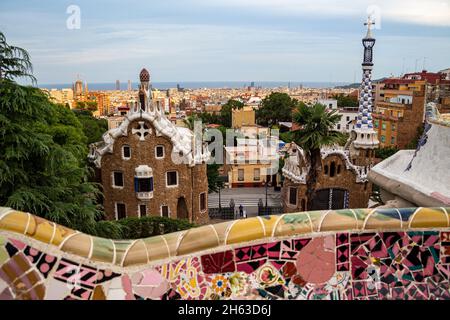 Farbenfrohe Mosaiksitze. Sie alle sind von gaudi entworfen. Die lebendigen Farben der Fliesen sind atemberaubend. antoni gaudis Künstlerpark güell in barcelona, spanien. Dieser modernistische Park wurde zwischen 1900 und 1914 erbaut und ist eine beliebte Touristenattraktion. Stockfoto