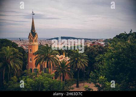 Ein Blick auf die Casa museo Gaudí - die Residenz von antoni Gaudí seit fast 20 Jahren, von 1906 bis Ende 1925 - und die Innenstadt von barcelona aus dem Park Gell. antoni gaudis Künstlerpark guell in barcelona, spanien ist ein modernistischer Park, der zwischen 1900 und 1914 erbaut wurde und ist Eine beliebte Touristenattraktion. Stockfoto