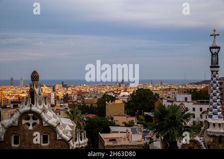 antoni gaudis Künstlerpark guell in barcelona, spanien. Dieser modernistische Park wurde zwischen 1900 und 1914 erbaut und ist eine beliebte Touristenattraktion. Stockfoto