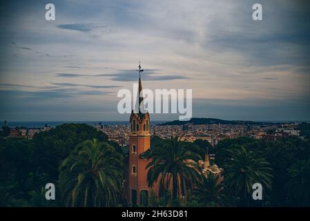 Ein Blick auf die Casa museo Gaudí - die Residenz von antoni Gaudí seit fast 20 Jahren, von 1906 bis Ende 1925 - und die Innenstadt von barcelona aus dem Park Gell. antoni gaudis Künstlerpark guell in barcelona, spanien ist ein modernistischer Park, der zwischen 1900 und 1914 erbaut wurde und ist Eine beliebte Touristenattraktion. Stockfoto