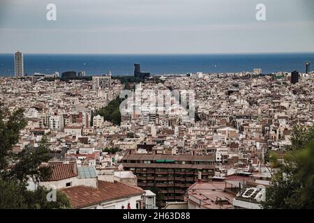 Blick auf die Innenstadt von barcelona aus antoni gaudis künstlerischem Park guell in barcelona, spanien. Dieser modernistische Park wurde zwischen 1900 und 1914 erbaut und ist eine beliebte Touristenattraktion. Stockfoto