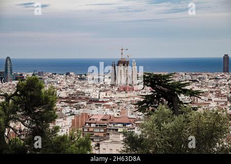 Blick auf die Innenstadt von barcelona aus antoni gaudis künstlerischem Park guell in barcelona, spanien. Dieser modernistische Park wurde zwischen 1900 und 1914 erbaut und ist eine beliebte Touristenattraktion. Stockfoto