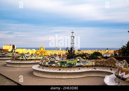 Farbenfrohe Mosaiksitze. Sie alle sind von gaudi entworfen. Die lebendigen Farben der Fliesen sind atemberaubend. antoni gaudis Künstlerpark güell in barcelona, spanien. Dieser modernistische Park wurde zwischen 1900 und 1914 erbaut und ist eine beliebte Touristenattraktion. Stockfoto