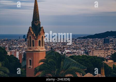 Ein Blick auf die Casa museo Gaudí - die Residenz von antoni Gaudí seit fast 20 Jahren, von 1906 bis Ende 1925 - und die Innenstadt von barcelona aus dem Park Gell. antoni gaudis Künstlerpark guell in barcelona, spanien ist ein modernistischer Park, der zwischen 1900 und 1914 erbaut wurde und ist Eine beliebte Touristenattraktion. Stockfoto