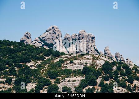 Die Berge von montserrat in barcelona, spanien. montserrat ist ein spanisch geformter Berg, der antoni gaudi beeinflusste, seine Kunstwerke zu machen. Stockfoto