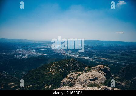 Die Berge von montserrat in barcelona, spanien. montserrat ist ein spanisch geformter Berg, der antoni gaudi beeinflusste, seine Kunstwerke zu machen. Stockfoto