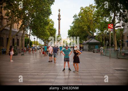 Touristen gehen die berühmte Straße La rambla in barcelona, spanien. Die beliebteste Straße in barcelona Stockfoto