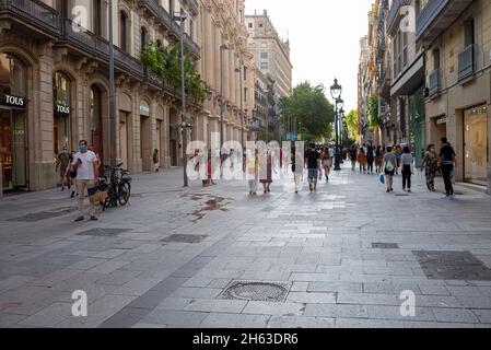 Touristen gehen die berühmte Straße La rambla in barcelona, spanien. Die beliebteste Straße in barcelona Stockfoto