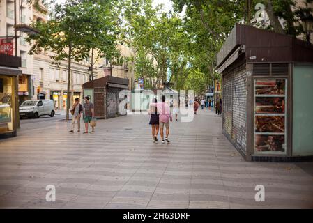 Touristen gehen die berühmte Straße La rambla in barcelona, spanien. Die beliebteste Straße in barcelona Stockfoto