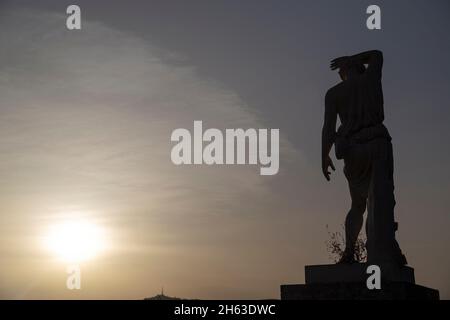 Schöner Blick vom mnac oder palau nacional auf die avinguda de la reina maria cristina und die plaza d espanya barcelona catalonia bei Sonnenaufgang Stockfoto