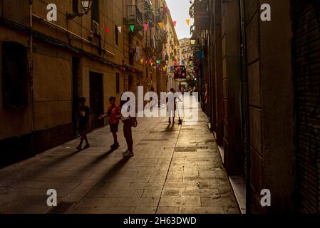 Sonnenuntergang in den Straßen von barcelona - eine Stadt an der Küste des nordöstlichen spaniens. Es ist die Hauptstadt und größte Stadt der autonomen Gemeinschaft katalonien, sowie die zweitgrößte Gemeinde spaniens. Stockfoto