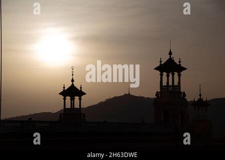 Schöner Blick vom mnac oder palau nacional auf die avinguda de la reina maria cristina und die plaza d espanya barcelona catalonia bei Sonnenaufgang Stockfoto