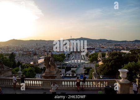 Schöner Blick vom mnac oder palau nacional auf die avinguda de la reina maria cristina und die plaza d espanya barcelona catalonia bei Sonnenaufgang Stockfoto