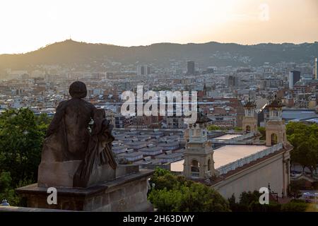 Schöner Blick vom mnac oder palau nacional auf die avinguda de la reina maria cristina und die plaza d espanya barcelona catalonia bei Sonnenaufgang Stockfoto