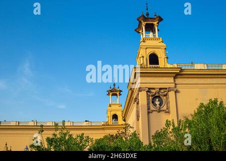 Schöner Blick vom mnac oder palau nacional auf die avinguda de la reina maria cristina und die plaza d espanya barcelona catalonia bei Sonnenaufgang Stockfoto