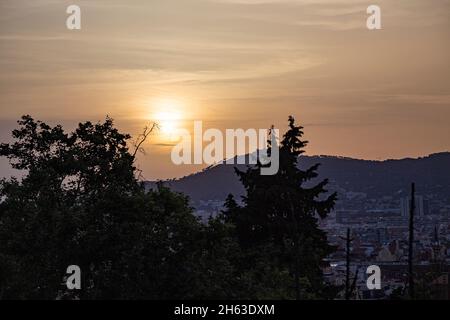 Schöner Blick vom mnac oder palau nacional auf die avinguda de la reina maria cristina und die plaza d espanya barcelona catalonia bei Sonnenaufgang Stockfoto