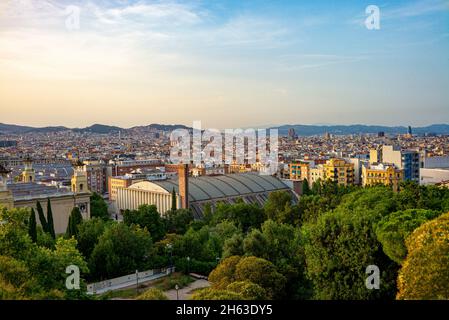 Schöner Blick vom mnac oder palau nacional auf die avinguda de la reina maria cristina und die plaza d espanya barcelona catalonia bei Sonnenaufgang Stockfoto