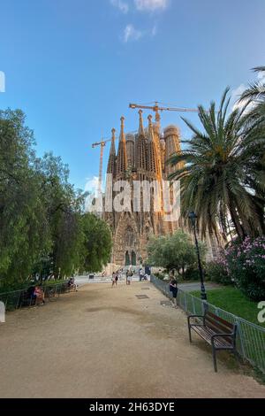 Basicila und Sühnekirche der heiligen Familie, bekannt als sagrada familia bei Sonnenuntergang in barcelona. Das meisterwerk von antoni gaudi wurde 1984 zum unesco-Weltkulturerbe erklärt. Stockfoto