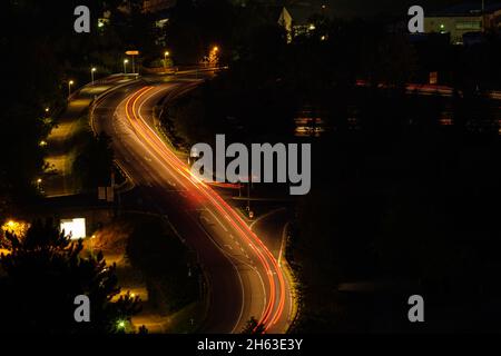 InhaltRotes Licht Spuren von Autos auf einer Schnellstraße Stockfoto