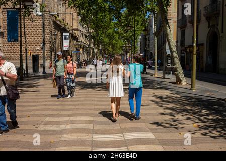 Die berühmte ramblas Straße mit nicht identifizierten Wandertouristen in barcelona, spanien Stockfoto