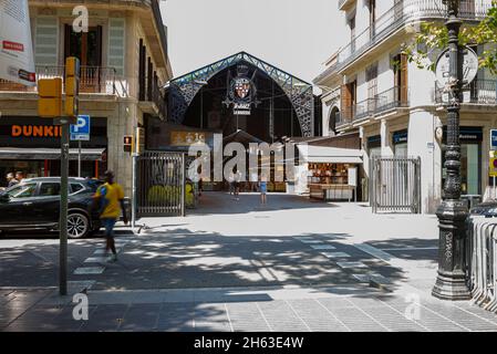 Die berühmte ramblas Straße mit nicht identifizierten Wandertouristen in barcelona, spanien Stockfoto