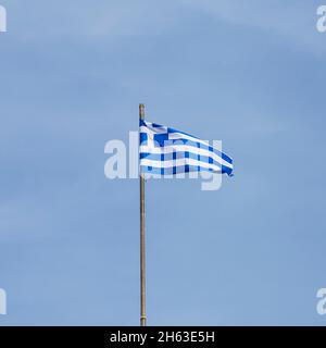 Athen, Griechenland. 2021. November. Die griechische Flagge winkt am Himmel. Stockfoto