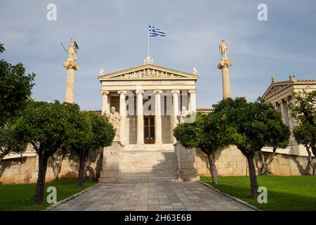 Athen, Griechenland. November 2021. Außenansicht des Athens Academy Gebäudes im Stadtzentrum Stockfoto