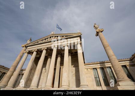 Athen, Griechenland. November 2021. Außenansicht des Athens Academy Gebäudes im Stadtzentrum Stockfoto