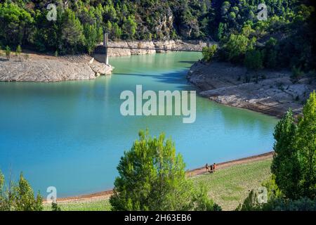 Tren dels llacs Vintage Rail Travel. Lagunenzug von Lleida nach Pobla de Segur in Pallars Jussà, Pyrenäen, Katalonien (Spanien, Europa). Reservierung von Camarasa Stockfoto