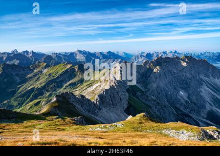 alpine Berglandschaft an einem sonnigen Sommertag. Blick vom großen Daumen auf das nebelhorn und die allgäuer hochalpen. allgäuer alpen, bayern, deutschland, europa Stockfoto