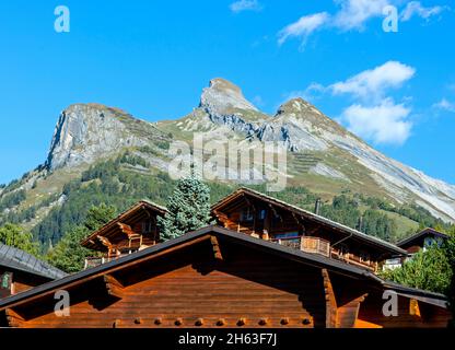 schweizer Ferienchalets vor den Gipfeln der walliser Berge,ovronnaz,wallis,schweiz Stockfoto