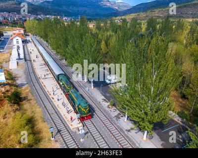 Tren dels llacs Vintage Rail Reisen Sie im Bahnhof La Pobla de Segur. Lagunenzug von Lleida nach Pobla de Segur in Pallars Jussà, Pyrenäen, Catalon Stockfoto