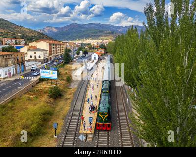 Tren dels llacs Vintage Rail Reisen Sie im Bahnhof La Pobla de Segur. Lagunenzug von Lleida nach Pobla de Segur in Pallars Jussà, Pyrenäen, Catalon Stockfoto