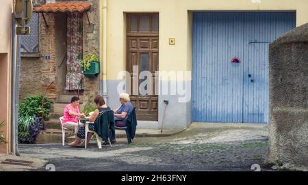 Rentner spielen Karten in bouleternère. Stockfoto