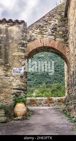 Steinbogen der saint saturnin Kirche in Boule d'amont. Das Gebäude stammt aus dem xi Jahrhundert und ist als Denkmal historique klassifiziert. Stockfoto