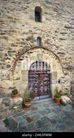 Portal der saint saturnin Kirche in Boule d'amont. Das Gebäude stammt aus dem xi Jahrhundert und ist als Denkmal historique klassifiziert. Stockfoto