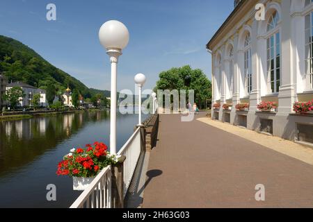 Blick von der lahnbrücke auf die lahn und das kursaalgebäude,Bad ems an der lahn,lahntal,rheinland-pfalz,deutschland Stockfoto