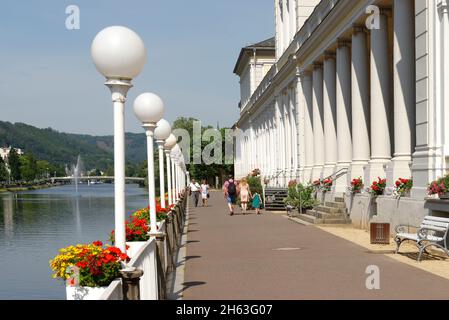 Blick von der lahnbrücke auf die lahn und das kursaalgebäude,Bad ems an der lahn,lahntal,rheinland-pfalz,deutschland Stockfoto