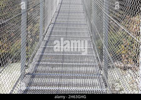 Blick auf den Rand einer Hängebrücke Stockfoto