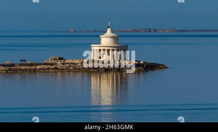 griechenland, griechische Inseln, ionische Inseln, kefalonia, Lioxouri, Vorgewende, Leuchtturm, rund, Laterne des heiligen theodosius, Wasserspiegelung Stockfoto