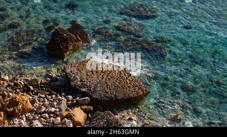 griechenland, griechische Inseln, ionische Inseln, kefalonia, Südostküste, korona Strand, Felsen im Wasser Stockfoto