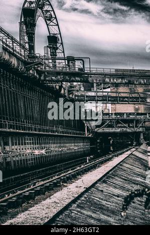 Alte Anlagen am unesco-Weltkulturerbe zeche zollverein - Industriedenkmal einer ehemaligen cole-Mine in essen, Nordrhein-westfalen, deutschland. Aufnahmen mit modifizierter Infrarotkamera, r720 nm. Stockfoto