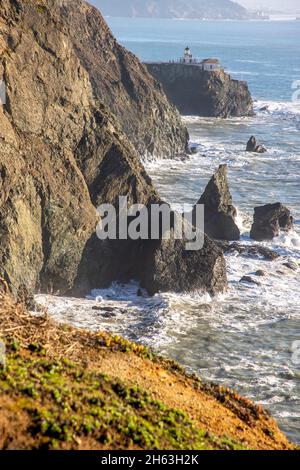 Point Bonita Lighthouse liegt am Rande der Marin Headlands in Nordkalifornien. Stockfoto