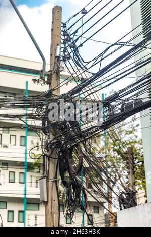 Elektrische Kabel auf einer Post, Straßenszene, bangkok, thailand, asien Stockfoto