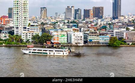 Schwarzer Auspuff von einem Transportschiff, chao phraya Fluss, bangkok, thailand, asien Stockfoto