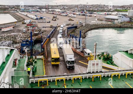 Fahrzeuge, die auf die Autofähre „Ulysses“ im Hafen von Holyhead, North Wales, Großbritannien, geladen werden. Stockfoto