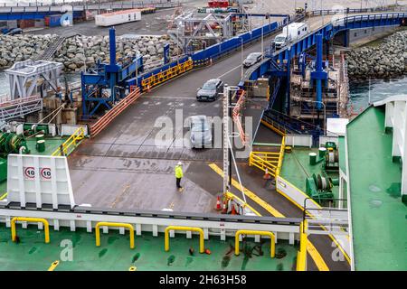 Fahrzeuge, die auf die Autofähre „Ulysses“ im Hafen von Holyhead, North Wales, Großbritannien, geladen werden. Stockfoto