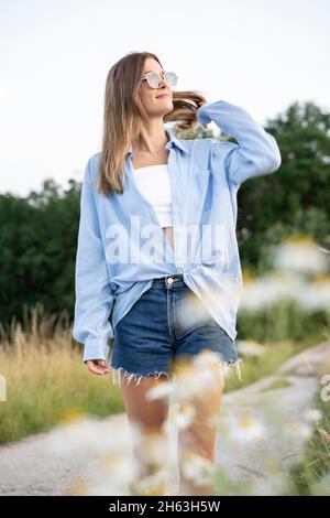 Junge Frau genießt den Sommer auf dem Land, franken, bayern, deutschland Stockfoto