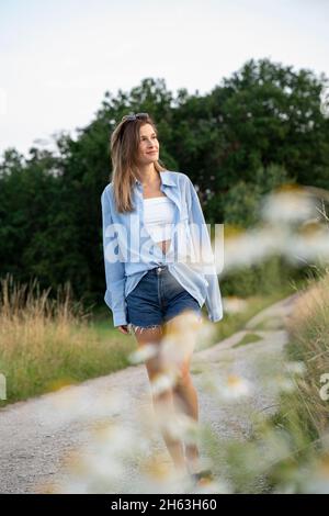 Junge Frau genießt den Sommer auf dem Land, franken, bayern, deutschland Stockfoto