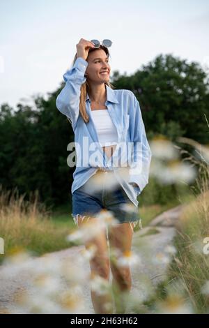 Junge Frau genießt den Sommer auf dem Land, franken, bayern, deutschland Stockfoto